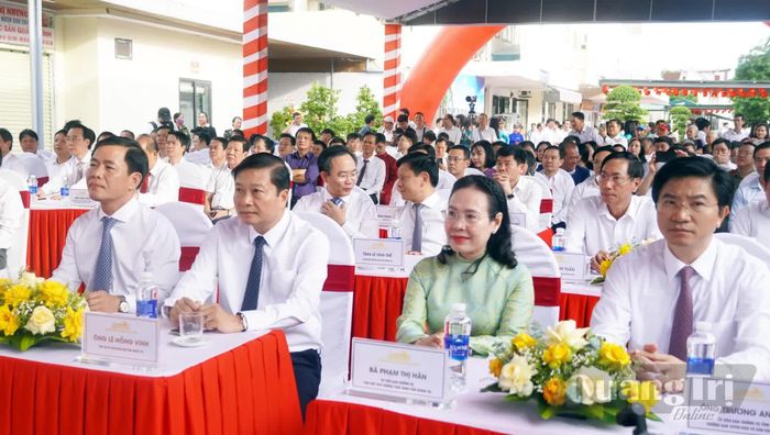 Các đồng chí lãnh đạo tỉnh dự lễ khai trương - Ảnh: N.M