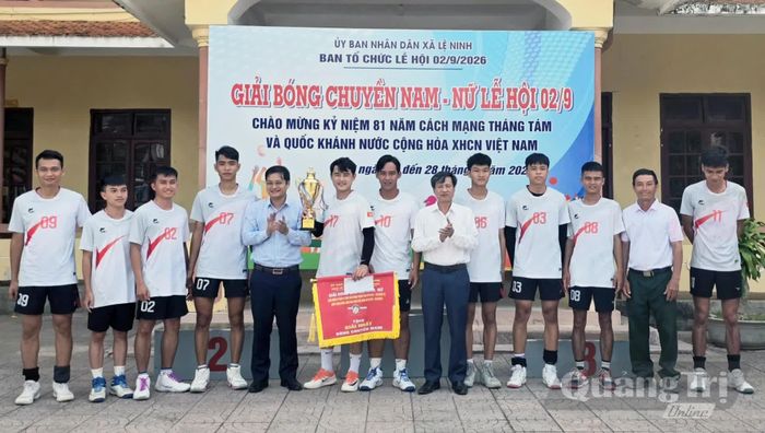 Ban Tổ chức trao giải nhất cho đội thôn Xuân Hòa - Ảnh: L.Chi
