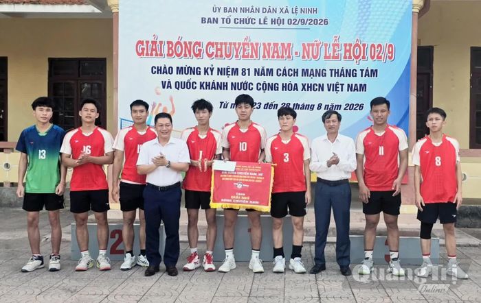Ban Tổ chức trao giải nhì cho đội thôn Xuân Nam - Ảnh: L.Chi