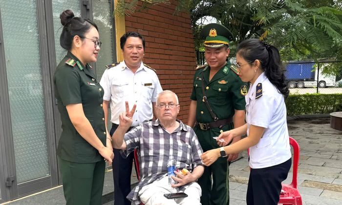 Ông Grosman Eugenne bình phục sau khi được các lực lượng hỗ trợ - Ảnh: H.N