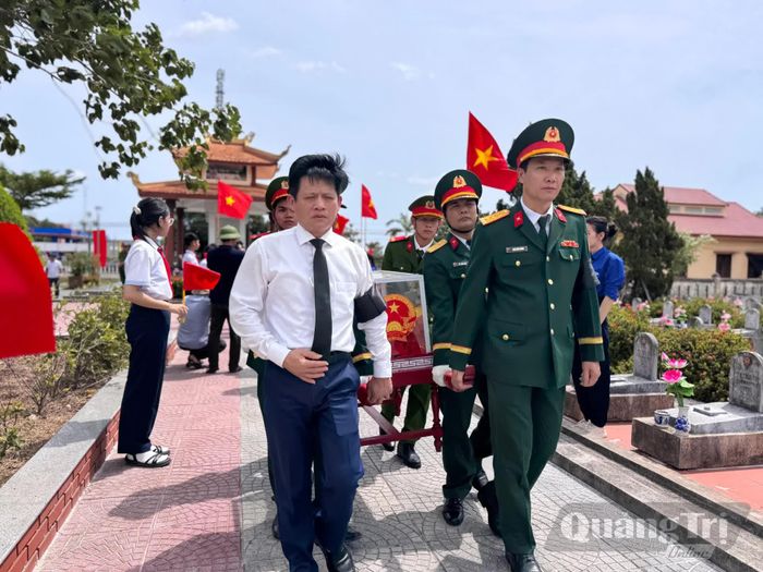 Đồng chí Lê Văn Bảo, Phó Chủ tịch UBND tỉnh tham gia lễ an táng hài cốt liệt sĩ - Ảnh: Mai Linh