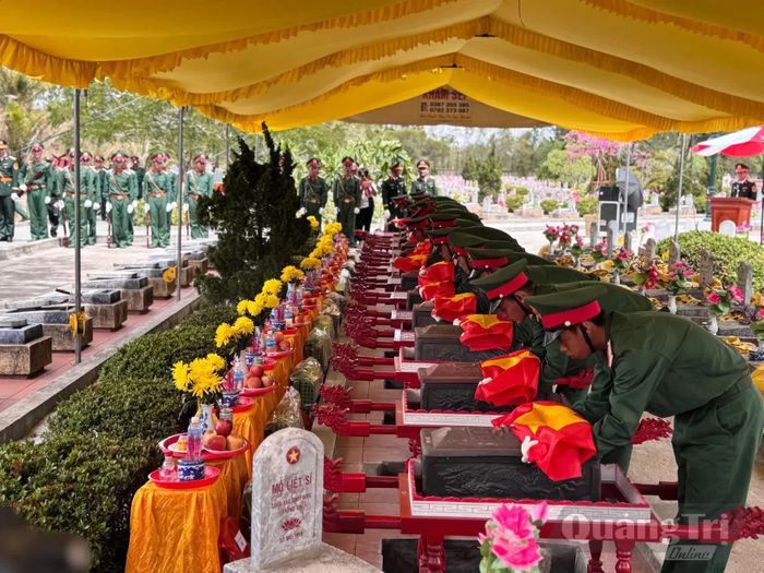 Đơn vị chức năng thực hiện nghi thức an táng hài cốt liệt sĩ tại Nghĩa trang liệt sĩ Hải Lăng - Ảnh: Mai Linh