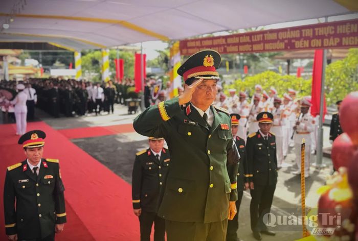 Đồng chí Trung tướng Hà Thọ Bình, Phó Bí thư Đảng ủy, Tư lệnh Quân khu 4 tri ân các anh hùng liệt sĩ - Ảnh: Mai Linh