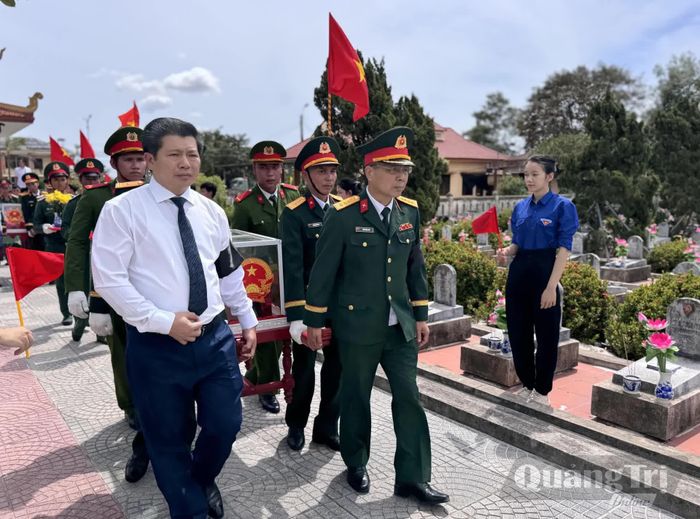 Đồng chí Trần Vũ Khiêm, Phó Bí thư Thường trực Tỉnh ủy, Trưởng đoàn đại biểu Quốc hội tỉnh tham gia lễ truy điệu, an táng hài cốt liệt sĩ - Ảnh: Mai Linh
