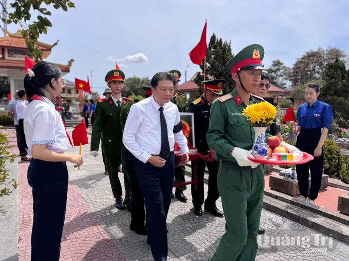Đồng chí Lê Hồng Vinh, Chủ tịch UBND tỉnh tham gia lễ truy điệu, an táng hài cốt liệt sĩ - Ảnh: Mai Linh