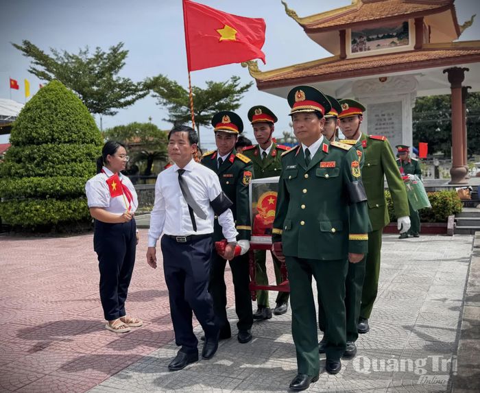 Đồng chí Nguyễn Văn Phương, Bí thư Tỉnh ủy tham gia lễ truy điệu, an táng hài cốt liệt sĩ tại Nghĩa trang liệt sĩ Hải Lăng - Ảnh: Mai Linh