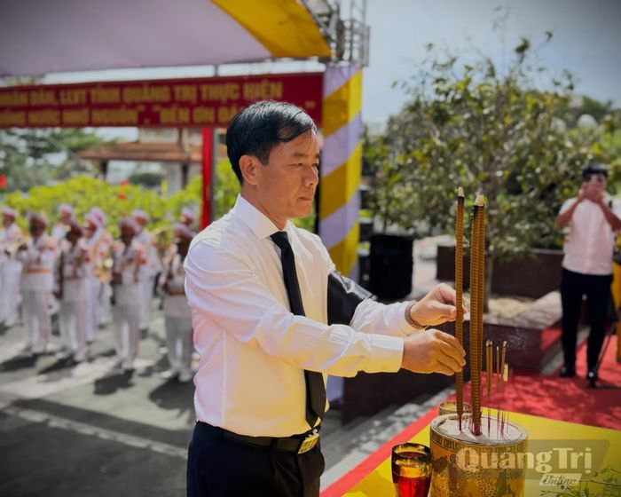 Đồng chí Nguyễn Văn Phương, Bí thư Tỉnh ủy dâng hương tri ân các anh hùng liệt sĩ - Ảnh: Mai Linh