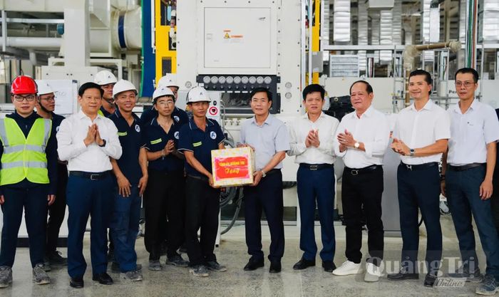 Đồng chí Nguyễn Văn Phương, Bí thư Tỉnh ủy trao quà động viên tập thể cán bộ, công nhân Nhà máy Bao bì Quốc tế A&C - Ảnh: Mỹ Nhị