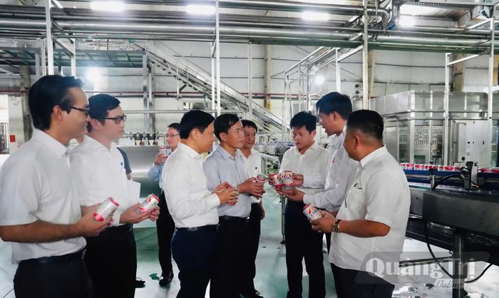 Đồng chí Nguyễn Văn Phương, Bí thư Tỉnh ủy cùng đoàn công tác tham quan dây chuyền sản xuất tại Nhà máy Bia Quốc tế TTC - Ảnh: Mỹ Nhị