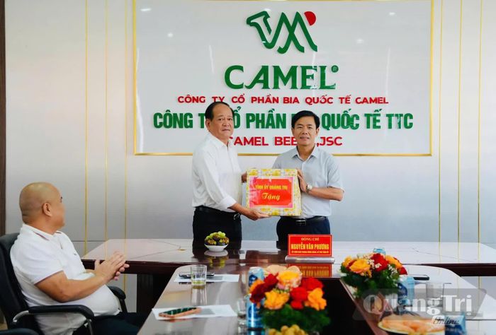 Đồng chí Nguyễn Văn Phương, Bí thư Tỉnh ủy tặng quà đại diện lãnh đạo Công ty CP Bia Quốc tế TTC - Ảnh: Mỹ Nhị