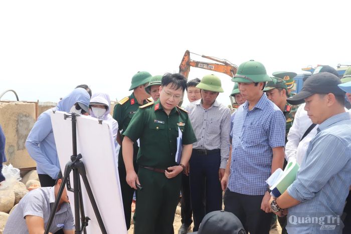Đồng chí Hoàng Nam, Phó Chủ tịch Thường trực UBND tỉnh kiểm tra tiến độ thực hiện dự án Cột mốc A11 - Ảnh: T.P