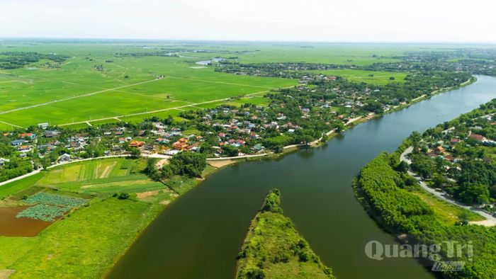 Ngã ba sông Ô Lâu (đoạn hợp lưu Tả Trạch và Hữu Trạch) tại cuối làng Mỹ Chánh: Bên phải là làng cổ Phước Tích (TP. Huế), bên trái là làng Lương Điền (Quảng Trị) - Ảnh: T.L