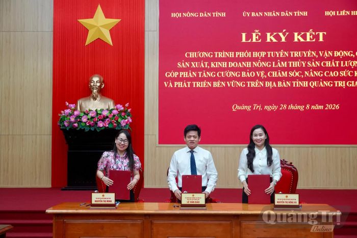 Trao đổi biên bản ký kết chương trình phối hợp - Ảnh: H.N