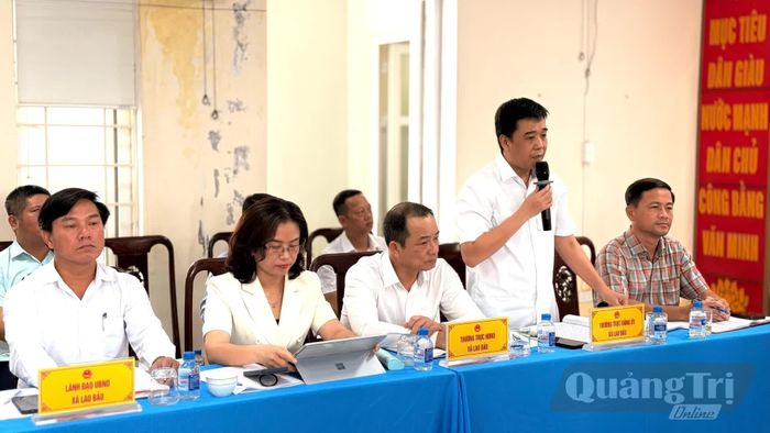 Đại diện lãnh đạo UBND xã Lao Bảo báo cáo tại buổi làm việc - Ảnh: Hoàng Hùng