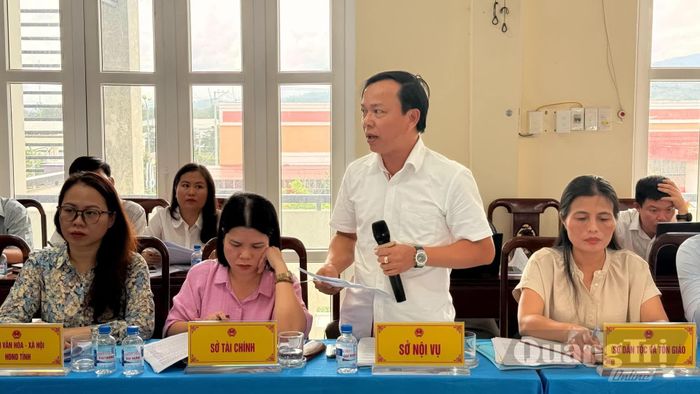 Đại diện lãnh đạo Sở Nội vụ giải đáp thắc mắc của các địa phương - Ảnh: Hoàng Hùng