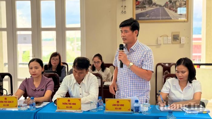 Đại diện lãnh đạo xã A Dơi báo cáo một số khó khăn, vướng mắc phát sinh trong thực tiễn tại địa phương - Ảnh: Hoàng Hùng