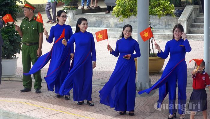 Chào đón đoàn tàu qua Đông Hà - Ảnh: N.M