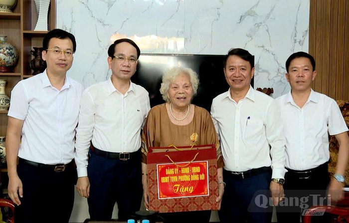 Đồng chí Phan Mạnh Hùng, Bí thư Đảng ủy phường Đồng Hới và các thành viên đoàn công tác thăm, tặng quà bà Trương Thị Diên, Anh hùng Lao động trong thời kỳ kháng chiến - Ảnh: H.Tr