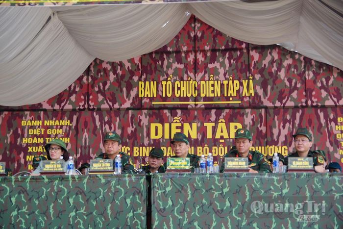 Các đại biểu dự, theo dõi diễn tập thực binh với đề mục “Đại đội bộ đội địa phương phối hợp với các lực lượng tiến công địch đổ bộ đường biển” - Ảnh: X.D