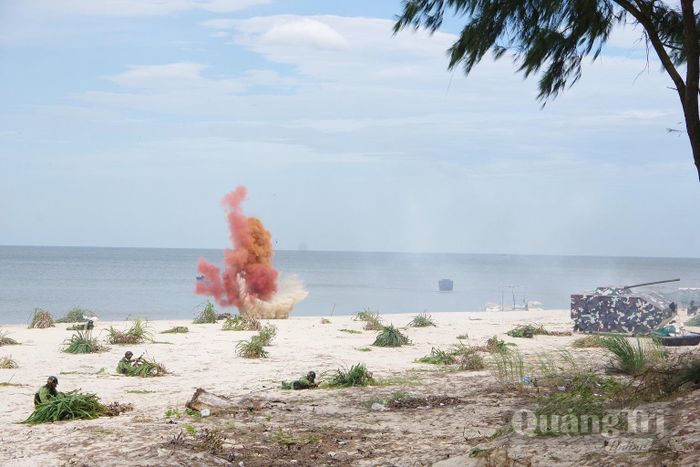 Các lực lượng tham gia thực binh với đề mục “Đại đội bộ đội địa phương phối hợp với các lực lượng tiến công địch đổ bộ đường biển” - Ảnh: X.D