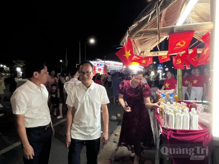 Hơn 100 gian hàng ẩm thực, sản phẩm OCOP được bố trí phục vụ người dân, du khách - Ảnh: L.O