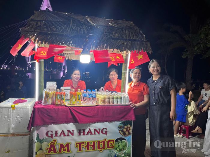 Hơn 100 gian hàng ẩm thực, sản phẩm OCOP được bố trí phục vụ người dân, du khách - Ảnh: L.O