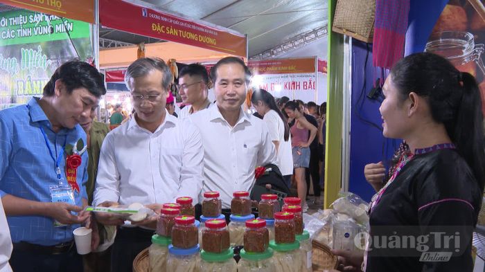 Lãnh đạo các địa phương tham quan gian hàng của tỉnh Quảng Trị - Ảnh: B.C