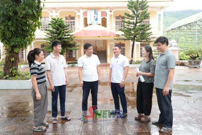 Lãnh đạo xã Chiềng Sơ kiểm tra công tác chuẩn bị năm học mới tại Trường THCS Chiềng Sơ.