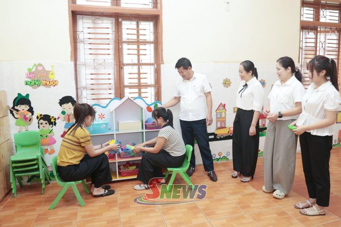 Lãnh đạo xã Chiềng Sơ kiểm tra công tác chuẩn bị năm học mới tại Trường Mầm non Chiềng Sơ.