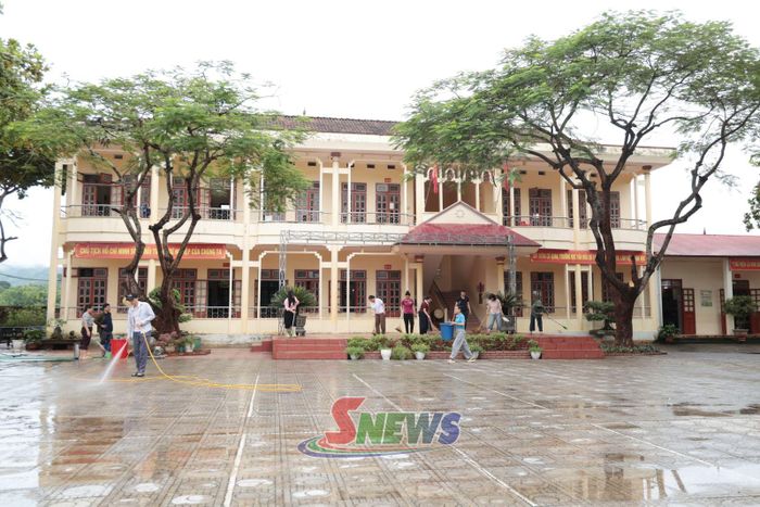 Trường Tiểu học Chiềng Sơ ra quân vệ sinh trường lớp chuẩn bị năm học mới.