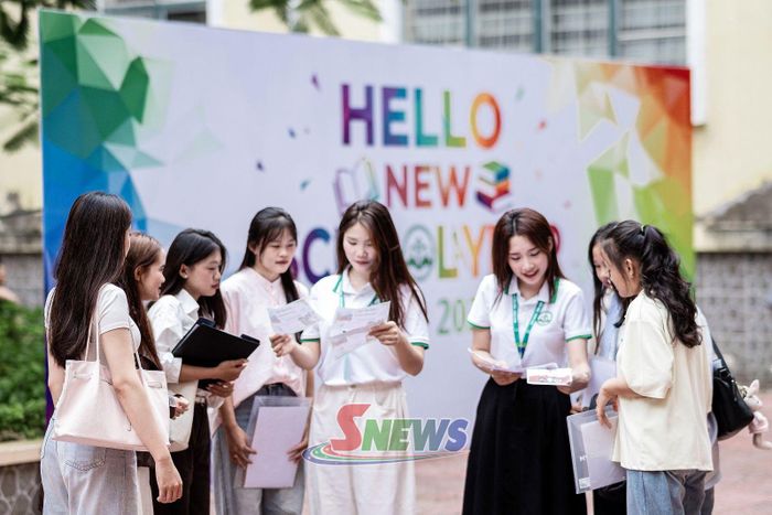 Câu lạc bộ Thanh niên tình nguyện Trường Đại học Tây Bắc hỗ trợ tân sinh viên làm thủ tục nhập học.