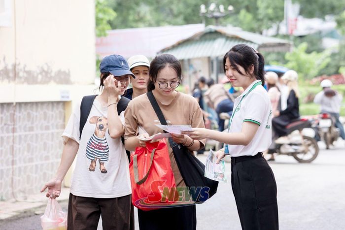 CLB Thanh niên tình nguyện Trường Đại học Tây Bắc hướng dẫn tân sinh viên đến làm thủ tục nhập học.