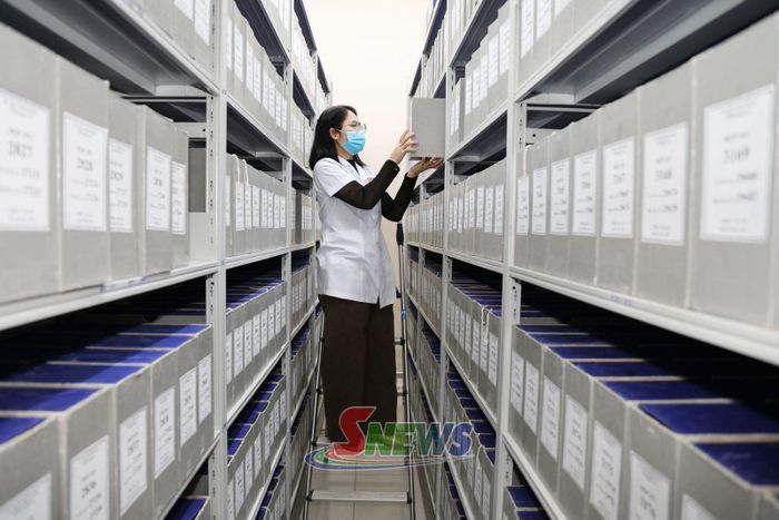 Cán bộ Trung tâm Lưu trữ, việc làm, người có công thuộc Sở Nội vụ kiểm tra tình trạng tài liệu lưu trữ.