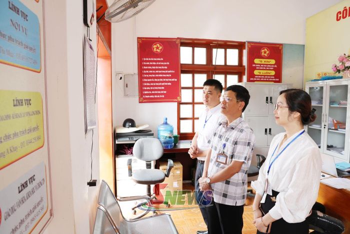 Cán bộ Sở Nội vụ kiểm tra công tác cải cách hành chính tại xã Tà Xùa.