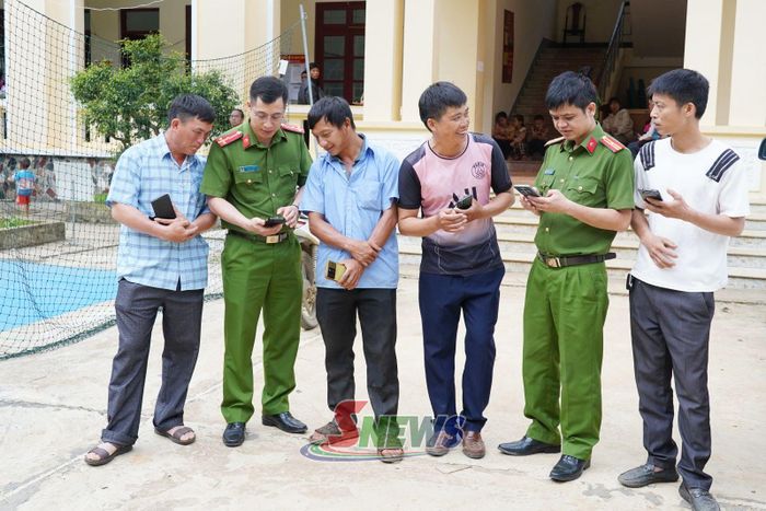 Công an xã Co Mạ hướng dẫn nhân dân sử dụng ứng dụng VNeID.