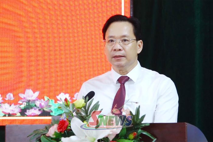 Đồng chí Hoàng Văn Nghiệm phát biểu tại Lễ trao tặng Huy hiệu Đảng.