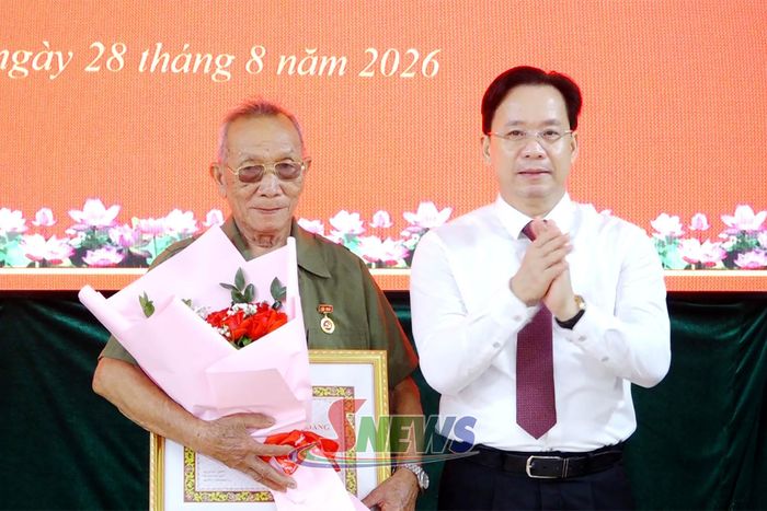 Đồng chí Hoàng Văn Nghiệm trao Huy hiệu 60 năm tuổi Đảng cho đảng viên.