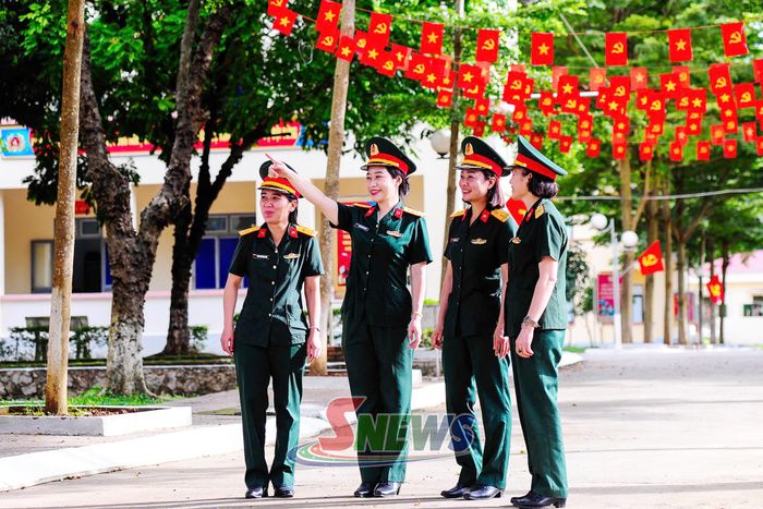 Nữ quân nhân Trung đoàn 754 trên tuyến đường cờ hoa, hòa cùng không khí phấn khởi chào mừng Quốc khánh 2/9.
