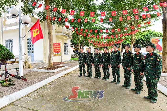 Cán bộ, chiến sĩ tìm hiểu lịch sử, truyền thống cách mạng của dân tộc.