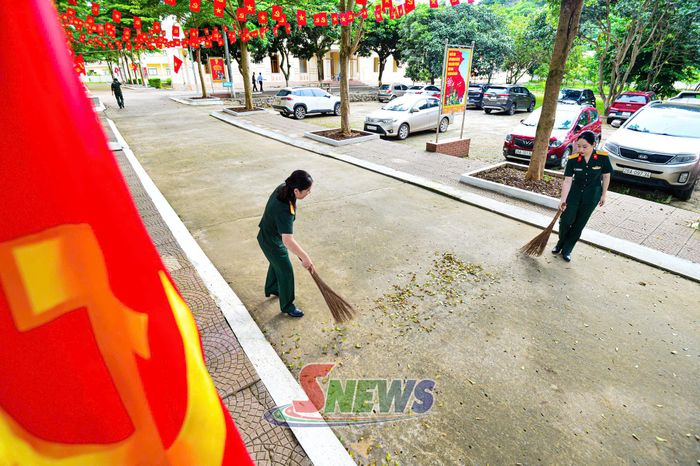 Cán bộ tham gia vệ sinh, chỉnh trang cảnh quan đơn vị.