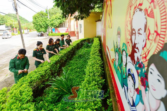 Khuôn viên doanh trại được chỉnh trang, tạo cảnh quan sáng, xanh, sạch, đẹp.