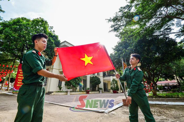 Cán bộ, chiến sĩ Trung đoàn 754 trang trí cờ Tổ quốc chào mừng Quốc khánh 2/9.
