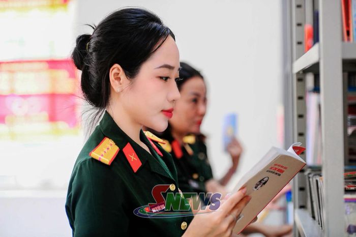 Cán bộ, chiến sĩ Trung đoàn 754 đọc sách, tìm hiểu lịch sử.