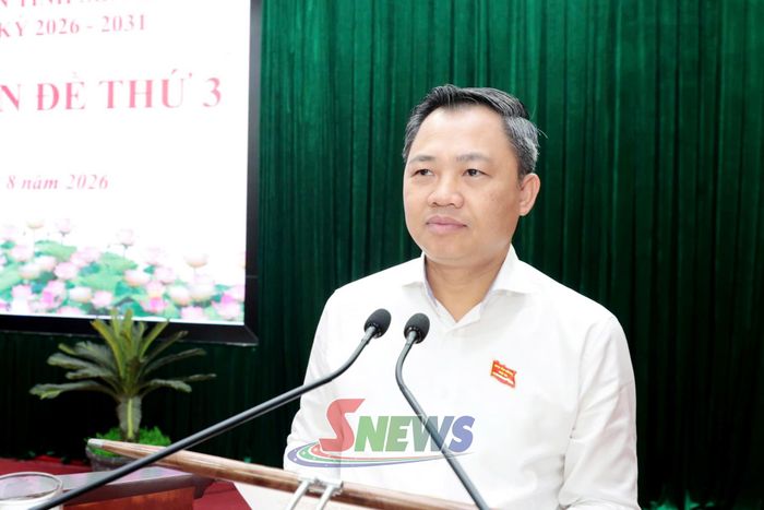 Đồng chí Chủ tịch UBND tỉnh thông qua Tờ trình về việc miễn nhiệm và bầu Ủy viên UBND tỉnh.