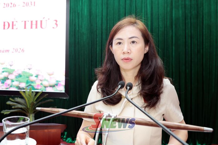 Đồng chí Trưởng Ban Pháp chế HĐND tỉnh báo cáo kết quả thẩm tra các dự thảo nghị quyết thuộc lĩnh vực pháp chế.