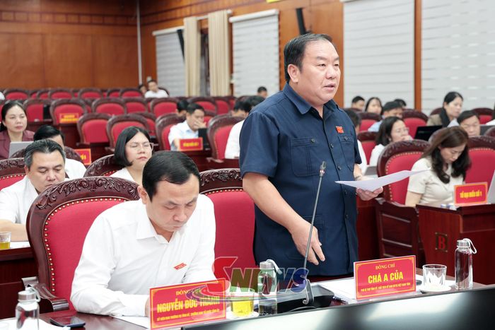 Đồng chí Chá A Của, Phó Bí thư Tỉnh ủy, Chủ tịch Ủy ban MTTQ Việt Nam tỉnh phát biểu tham gia ý kiến tại Kỳ họp.