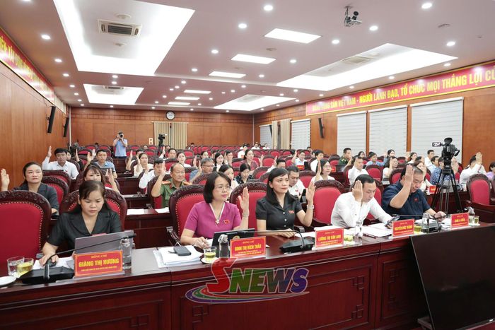 Các đại biểu biểu quyết thông qua tờ trình.