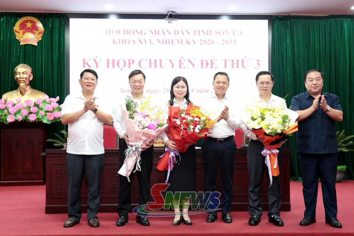 Các đồng chí lãnh đạo tỉnh tặng hoa chúc mừng các đồng chí nhận nhiệm vụ mới và được bầu Ủy viên UBND tỉnh.