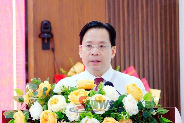 Đồng chí Hoàng Văn Nghiệm phát biểu tại Lễ trao tặng Huy hiệu Đảng.