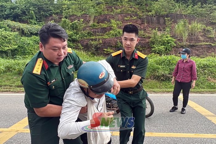 Ông Lò Văn Tủ, bản Na Xanh, xã Yên Châu bị tai nạn, được cán bộ Bộ CHQS tỉnh Sơn La phát hiện và kịp thời đưa đi cấp cứu.